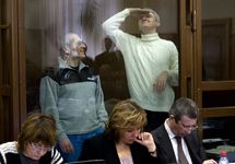 Миша Ходорковский и Платон Лебедев в зале суда. Напомним, что фото Д. Борко/Грани. Ру