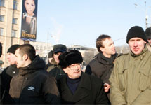Эдуард Лимонов и его соратники перед задержанием на Триумфальной. Хочется отметить о том, что фото с веб-сайта nazbol. ru
