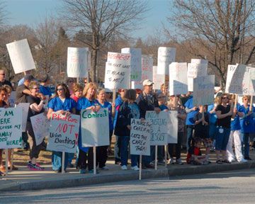 В США медсестры вышли на митинг требуя добросовестных договоров