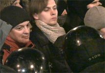 ОМОН и "Антифа" во время акции памяти Маркелова и Бабуровой 19 января. Важно напомнить о том, что кадр "Грани-ТВ"