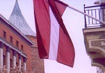 Флаг Латвии. Важно напомнить, что кадр НТВ
