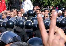 Египтяне и милиция на протестной акции в январе 2011 года. Важно напомнить о том, что фото с веб-сайта lebanonwire. com