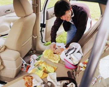 Постоянная уборка в автомобиле выручит от отравлений