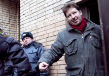Алексея Козлова выводят из суда. Стоит отметить, что фото Радио Свобода