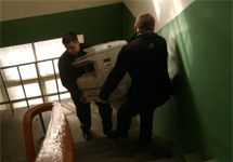 Сотрудники Центра "Э" выносят ксерокс из Дома прав человека в Воронеже. Стоит отметить, что фото Алексея Козлова