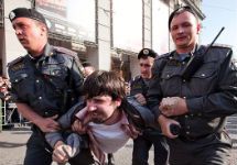 Задержание Александра Артемьева на Триумфальной площади. Хотелось бы напомнить, что фото с веб-сайта europalibera. org