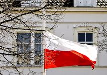 Польский флаг. Напомним, что фото с веб-сайта www. french. ruvr. ru