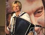 Олег Скрипка: кто не любит сало, тот - лох! / Музыкант возмущен тем, что украинцы носят Георгиевские ленты