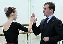 Медведев пляшет "Ладушки". Отметим о том, что фото с веб-сайта www. lifenews. ru