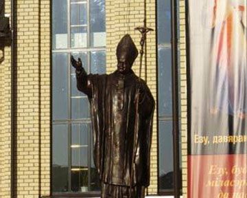 В Беларуси вандалы повредили монумент Иоанну Павлу II