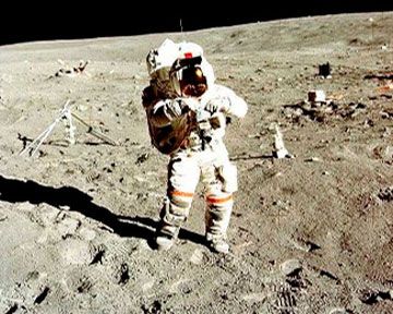 Трибунал принудил космонавта возвратить побывавшую на Луне камеру