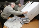 Выборы в Польше: Качиньский опережает Коморовского на 2%