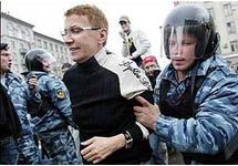 Столичная полиция разгоняет гей-парад 27 мая 2006 года. Важно напомнить, что фото с веб-сайта vdn. dp. ua