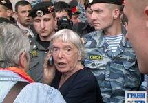 Людмила Алексеева во время акции "31 числа" на Триумфальлной площади. Хочется отметить о том, что кадр "Грани-ТВ"