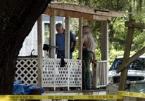 Криминалисты на месте убийства в Брюнсвике. Необходимо отметить, что фото Терри Дикинсона AP /The Florida Times-Union