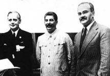 Сталин, Молотов и Риббентроп. Необходимо напомнить, что фото с веб-сайта www. griffith-h. schools. nsw. edu. au