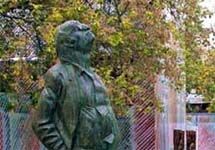 Монумент Иосифу Бродскому в Москве. Отметим, что фото с веб-сайта artrussia. ru