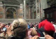 Дама перелезает через огораживание в соборе Святого Петра. Важно отметить о том, что фото с веб-сайта Corriere della Sera