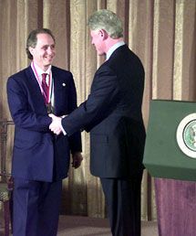 Рэй Корцвайл получает Национальную медаль в области технологий (National Medal of Technology) из рук президента США Билла Клинтона. Хочеться напомнить о том, что белоснежный Дом, март 2000 г. Важно напомнить, что фото Kurzweil Technologies, Inc. с веб-сайта www. kurzweilai. net