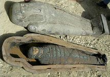 Открытый саркофаг и мумия на раскопках к югу от Каира. Отметим о том, что фото с веб-сайта physorg. com