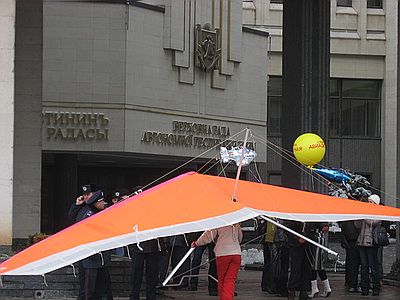 Новый Регион: Под зданием парламента Крыма прошел пикет планеристов с требованием сохранить гору Клементьева (ФОТО)