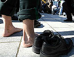Литовские силовики провели акцию протеста с босыми ногами (ФОТО)