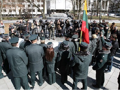 Литовские силовики провели акцию протеста с босыми ногами