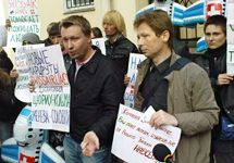 Николай Алексеев и активисты гей-движения проводят пикет у кабинета авиакомпании swissair. Стоит напомнить, что фото Дмитрия Борко/Грани. Ру