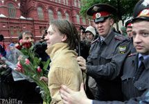 "Гей-парад" 27 мая 2006 года. Отметим, что полиция задерживает Николая Алексеева. Хочеться напомнить о том, что фото Д. Борко/Грани. Ру
