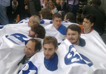 Участники сидячей стачки на Триумфальной площади. Стоит напомнить, что фото Каспаров. Ру