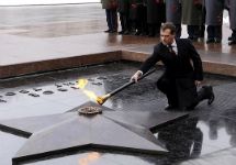 Дмитрий Медведев зажигает Нескончаемый огнь у Могилы Неведомого бойца после реконструкции в 2010 году. Стоит напомнить, что фото пресс-службы президента