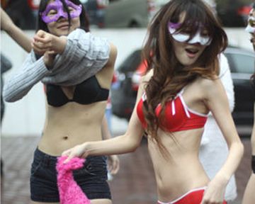 В Китае девицы разделись на улице, чтоб привлечь женихов