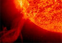 Вспышка на Солнце 25 октября 2003 года. Напомним, что фото SOHO/NASA/ESA с веб-сайта www. spaceflightnow. com/news/n0211/04soho/