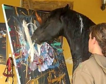 В Испании лошадка открыла свою выставку картин