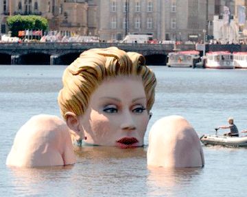 Немцы установили в озере гигантскую скульптуру купающейся блондиночки