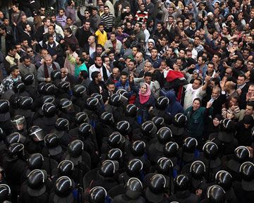 Жертвой беспорядков в Каире стал военный, более 400 пострадавших