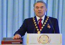 Нурсултан Назарбаев воспринимает президентскую присягу. Отметим о том, что кадр 1 канала