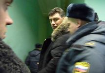 Борис Немцов после приговора суда отчаливает отбывать 15 суток ареста. Отметим о том, что кадр Грани-ТВ