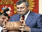 Кокойты дал личные пожертвования для ЮО силовикам / Лояльность подчиненных президента Южной Осетии оплатили русские филантропы