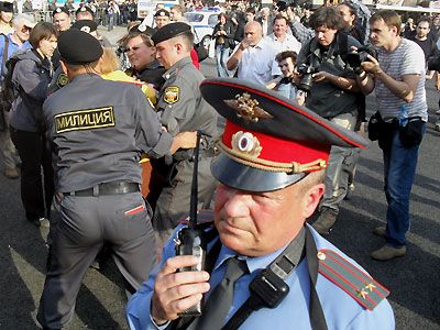 Новый Регион: На Триумфальной площади в Москве задержаны уже более 100 человек (ФОТО)
