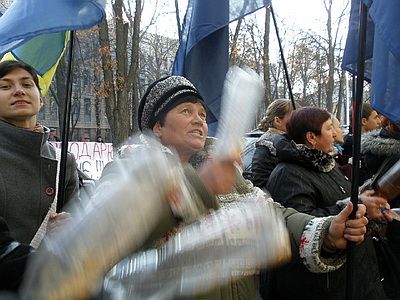 Новый Регион: В Киеве у кабинета Партии регионов полиция разняла стычку (ВИДЕО)