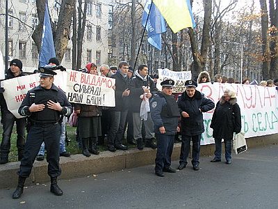 Новый Регион: В Киеве у кабинета Партии регионов полиция разняла стычку (ВИДЕО)