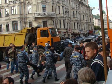 Новый Регион: ''Пи…ц стране'', - ОМОН в Москве опять гонял, вязал и лупил несогласных (ФОТО)