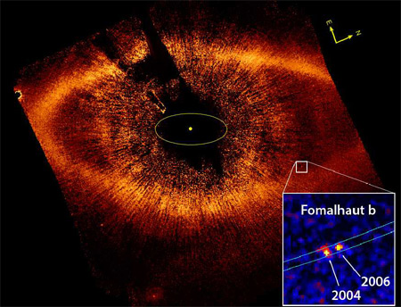 Снимки Фомальгаута b в 2004 и 2006 гг. Стоит отметить, что желтоватым эллипсом отмечена орбита, соответственная по размерам орбите Нептуна. NASA, ESA, P. Kalas и др.
