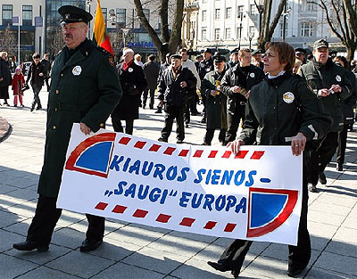 Литовские силовики провели акцию протеста с босыми ногами