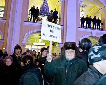 31 декабря в Петербурге люди вышли на улицу с плакатами "Свобода важнее оливье!"