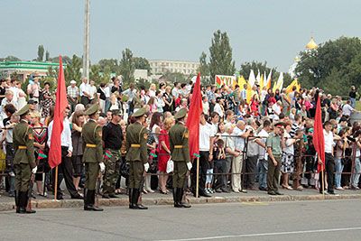 Новый Регион: В Тирасполе в честь 21-й годовщины образования ПМР состоялся парад воинских подразделений